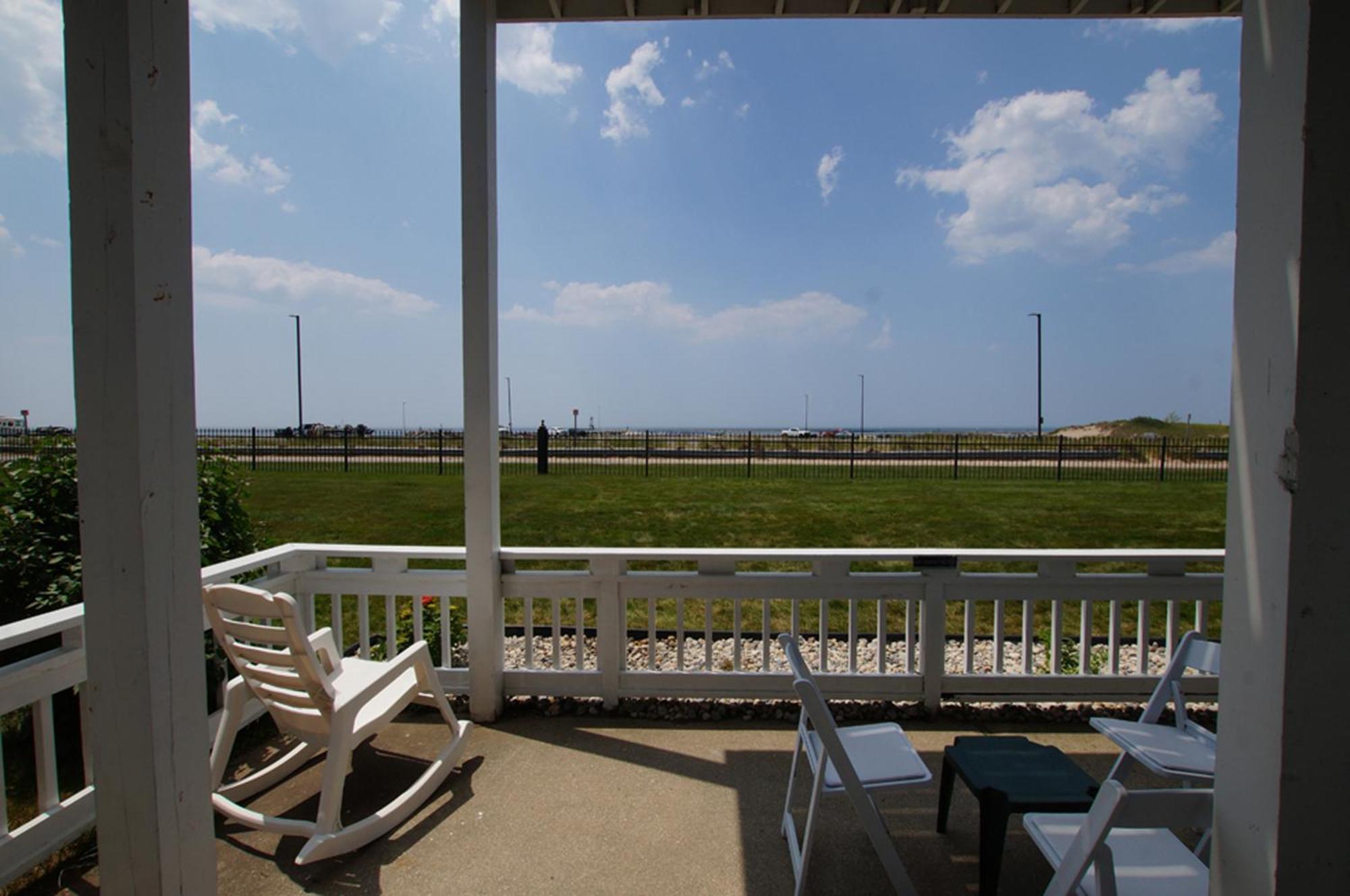 Snyders Shoreline Inn Ладингтон Екстер'єр фото