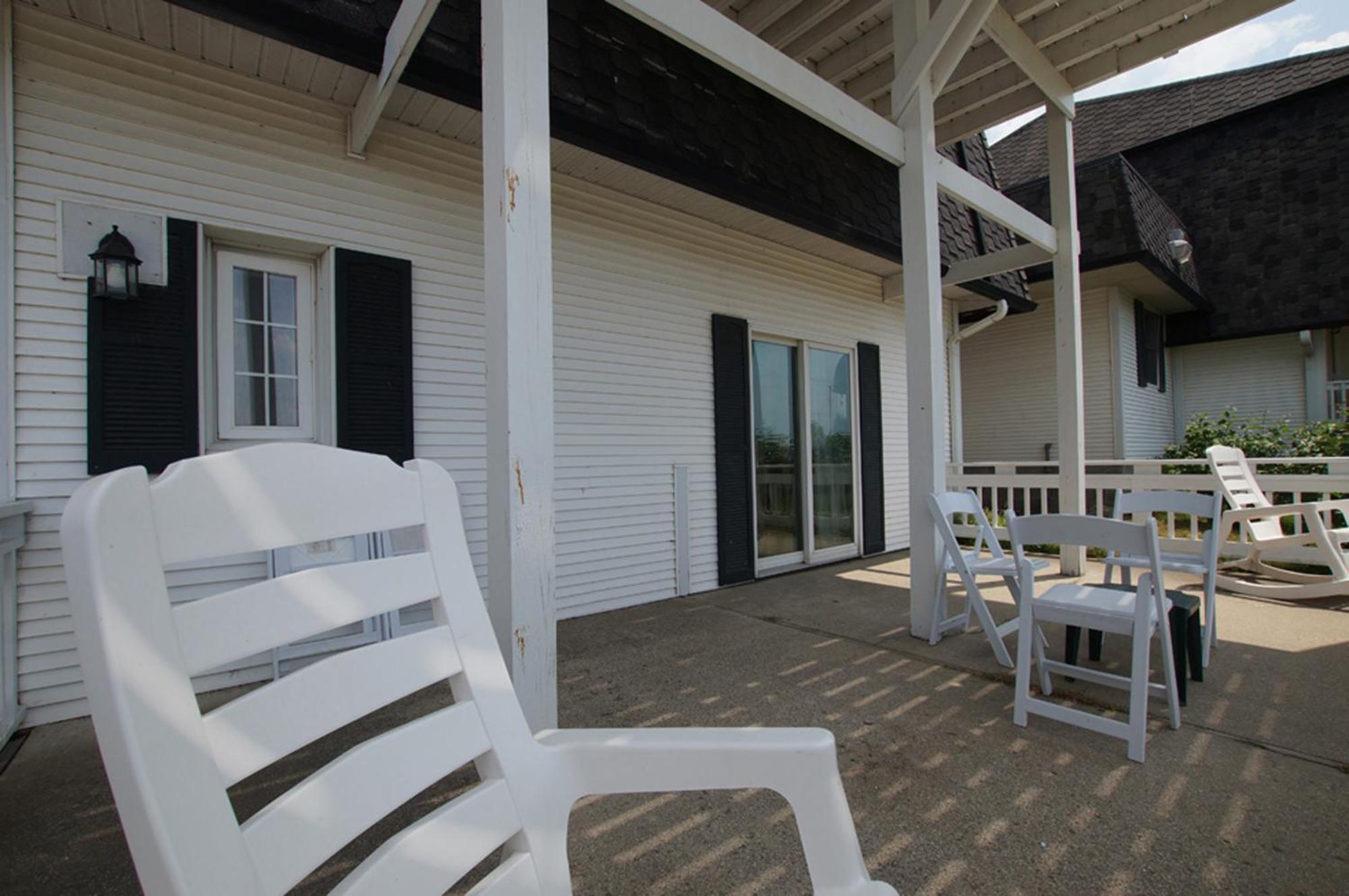 Snyders Shoreline Inn Ладингтон Екстер'єр фото