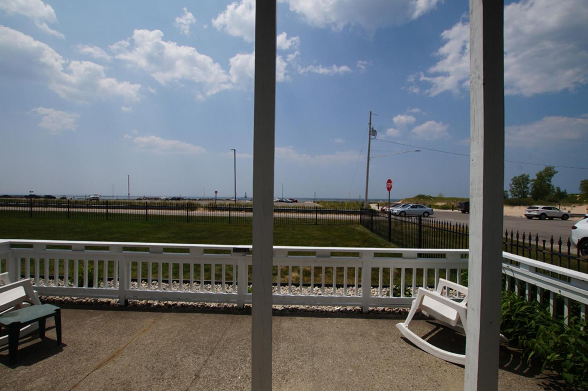 Snyders Shoreline Inn Ладингтон Екстер'єр фото