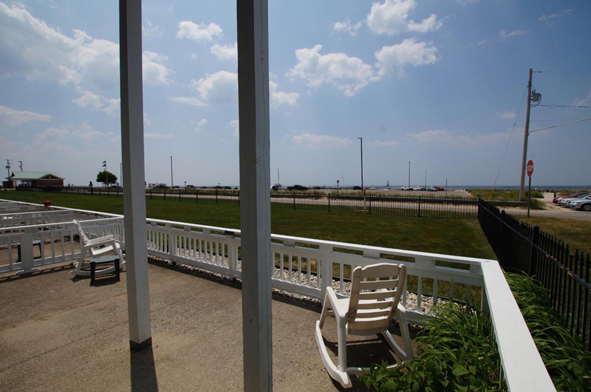 Snyders Shoreline Inn Ладингтон Екстер'єр фото