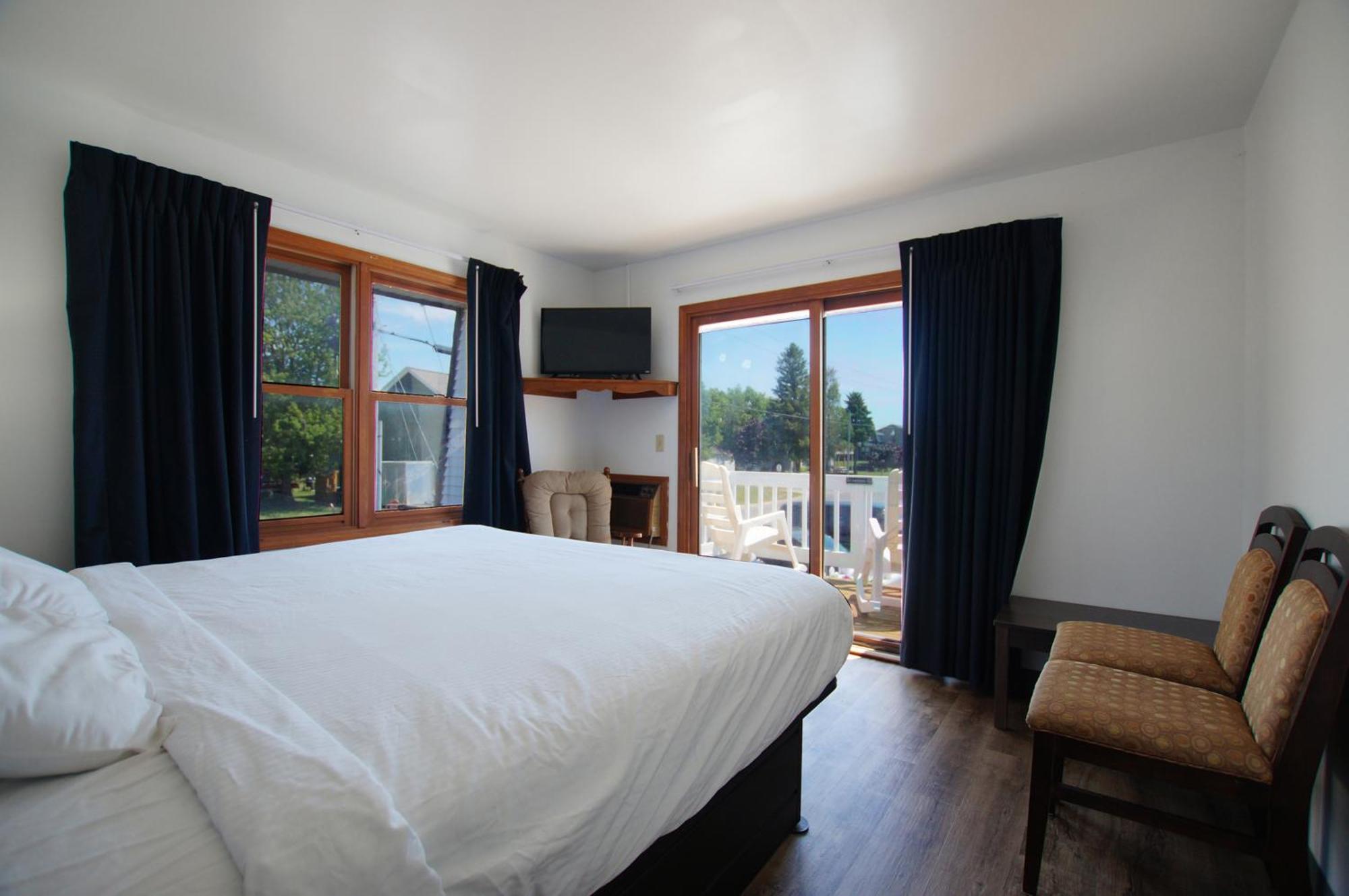 Snyders Shoreline Inn Ладингтон Екстер'єр фото