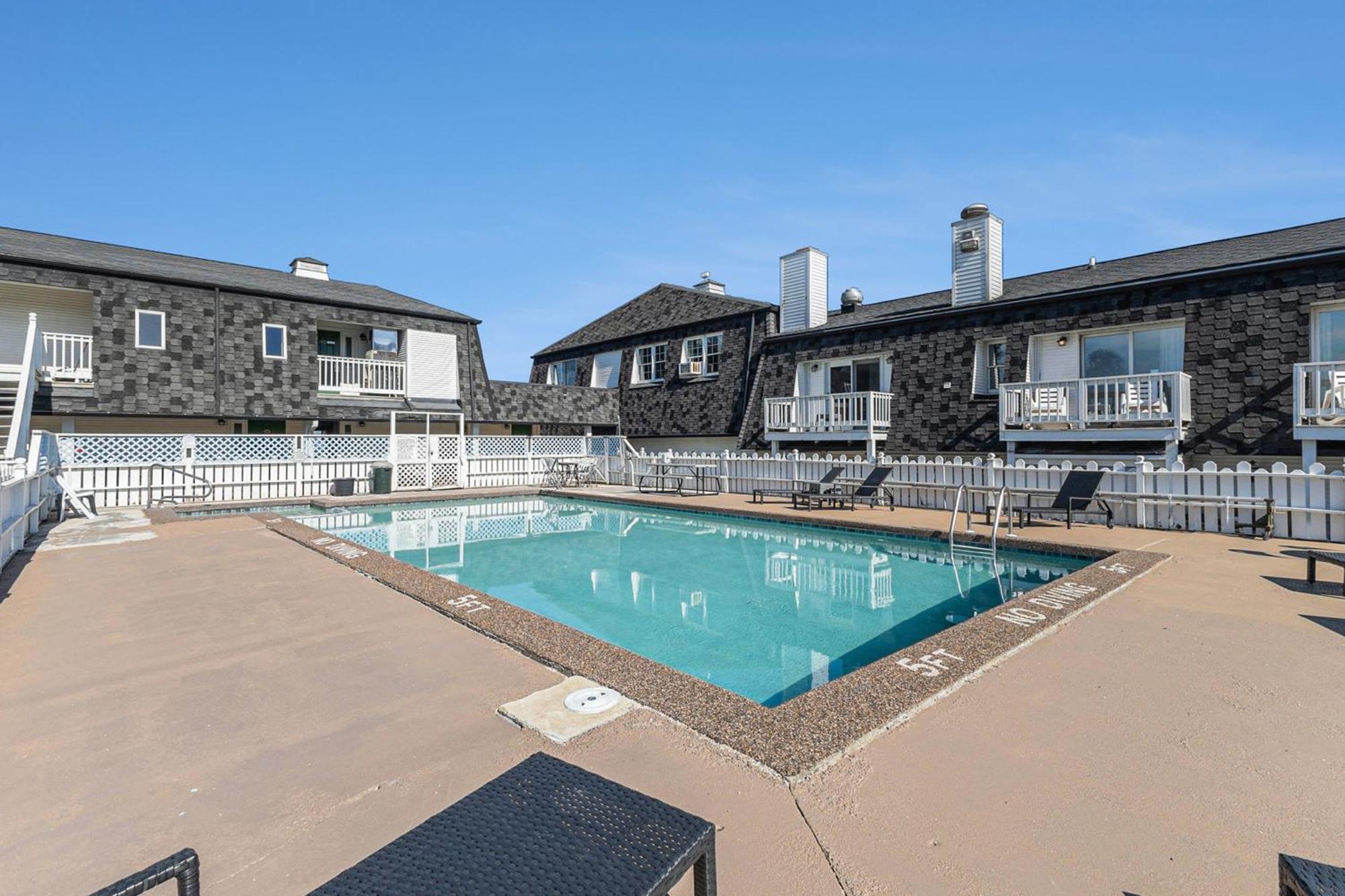 Snyders Shoreline Inn Ладингтон Екстер'єр фото