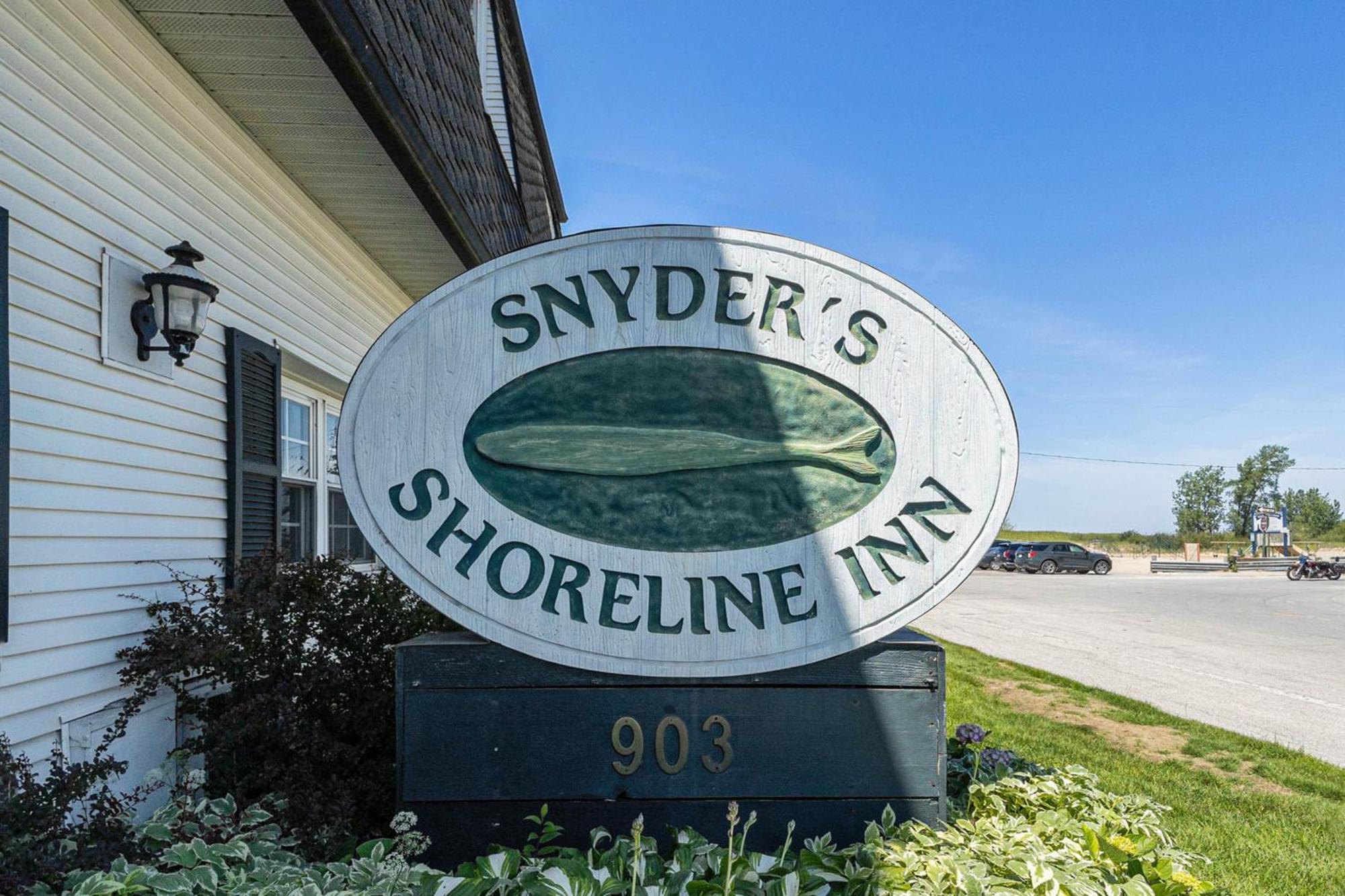 Snyders Shoreline Inn Ладингтон Екстер'єр фото