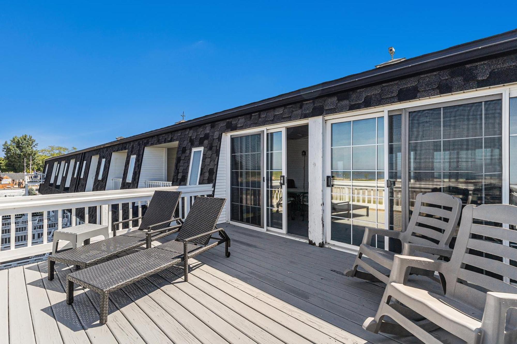 Snyders Shoreline Inn Ладингтон Екстер'єр фото