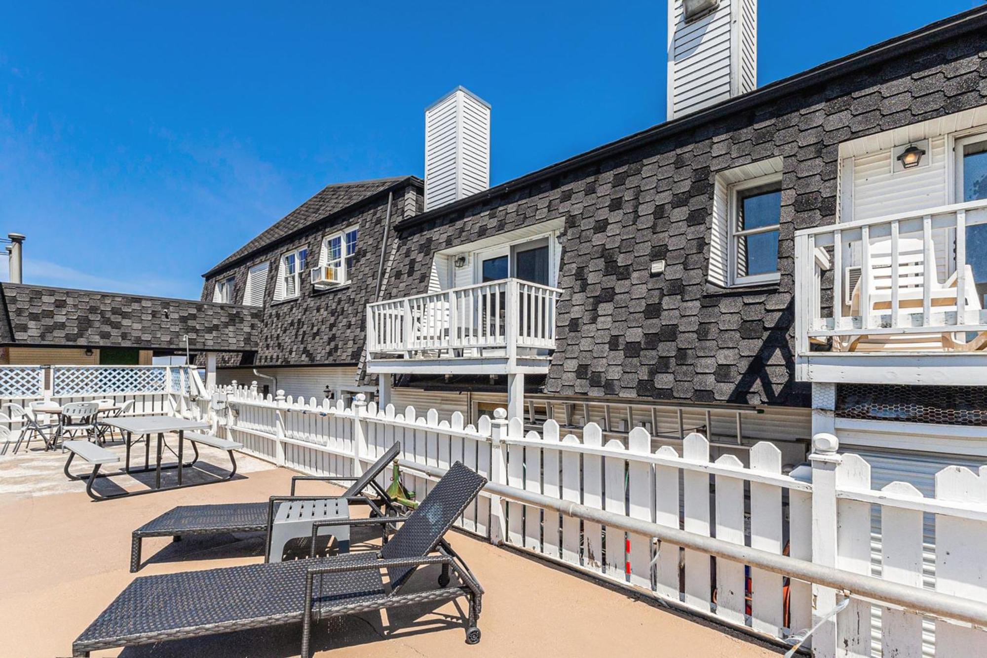 Snyders Shoreline Inn Ладингтон Екстер'єр фото
