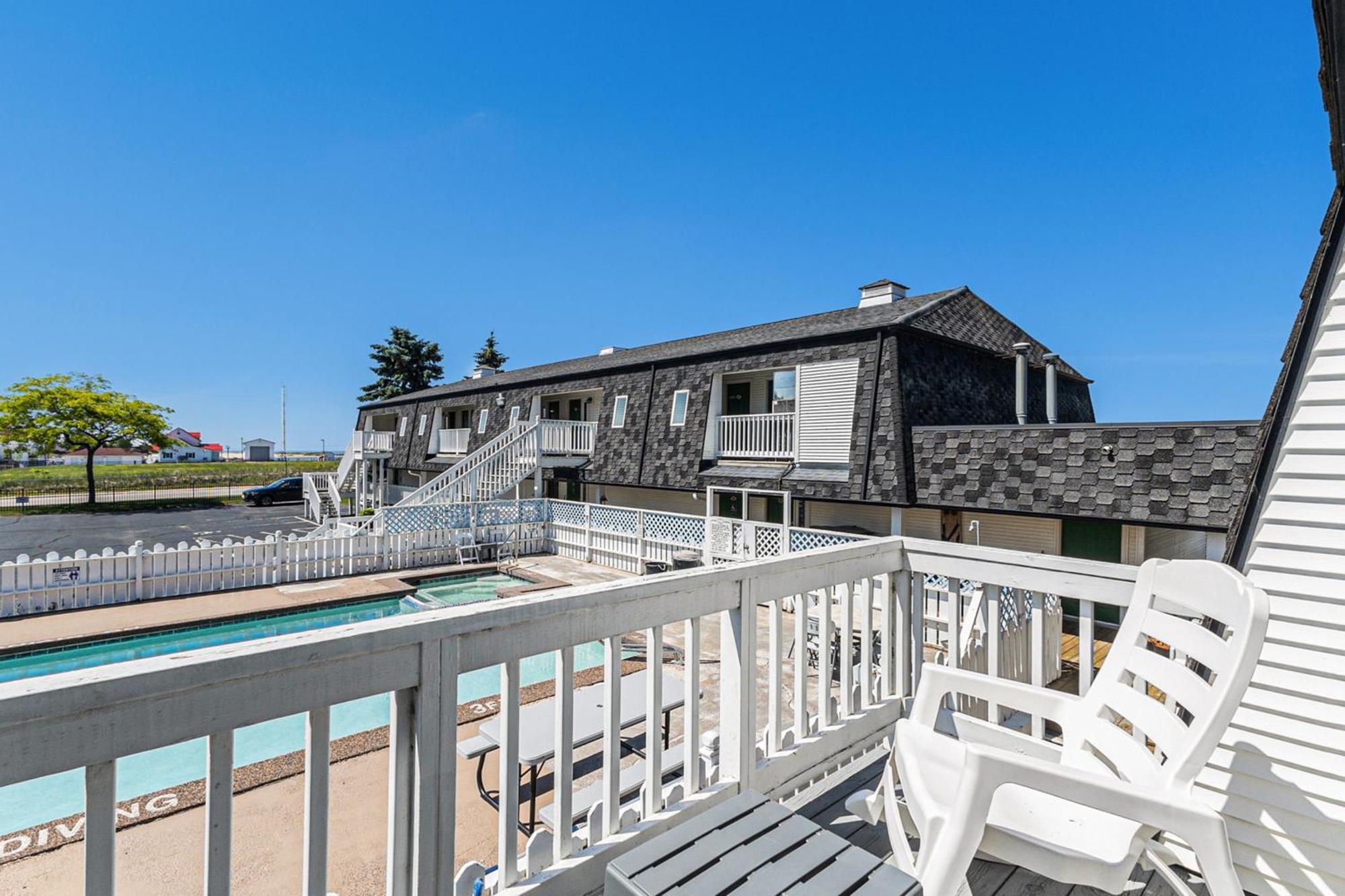 Snyders Shoreline Inn Ладингтон Екстер'єр фото