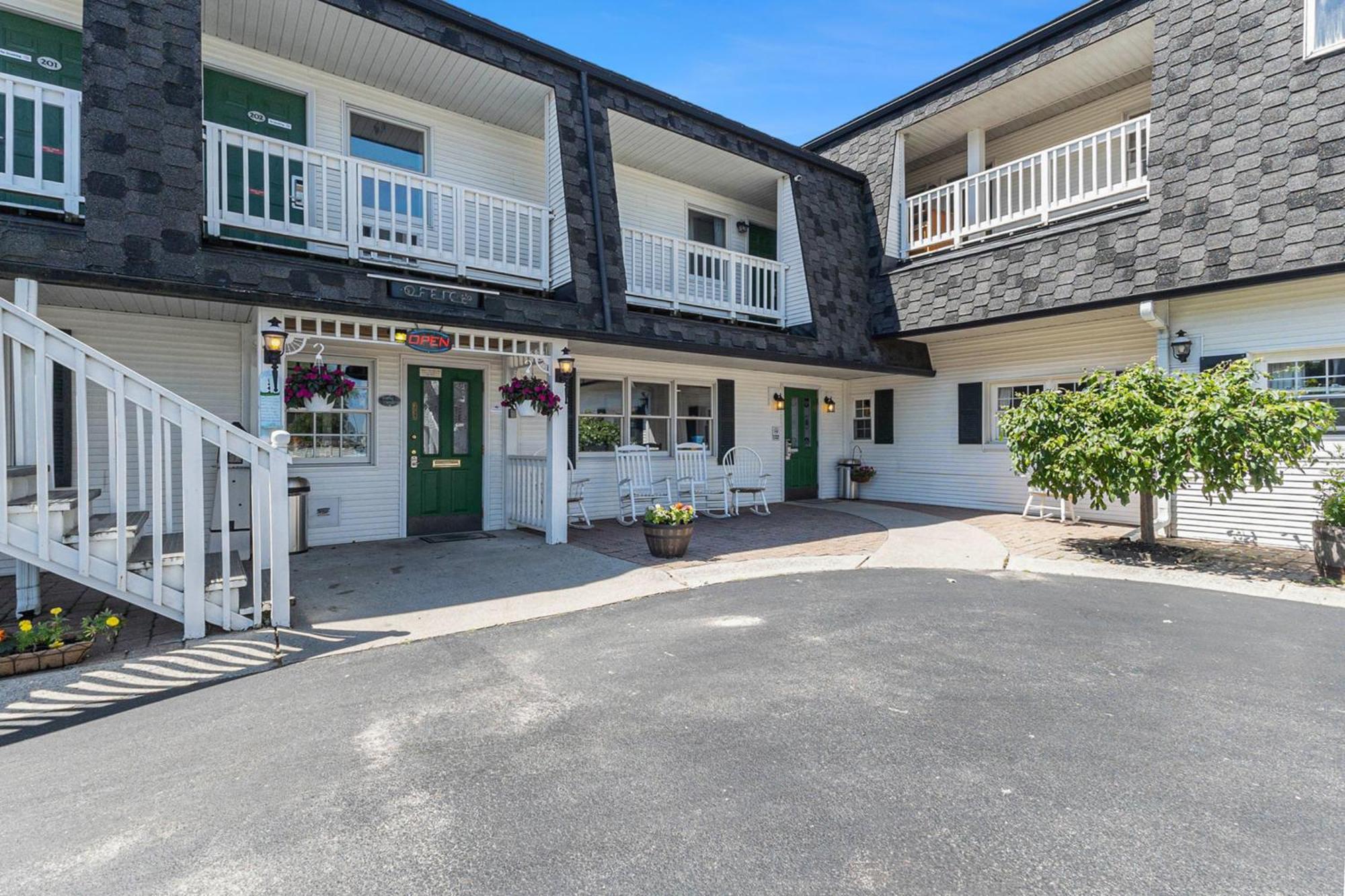 Snyders Shoreline Inn Ладингтон Екстер'єр фото