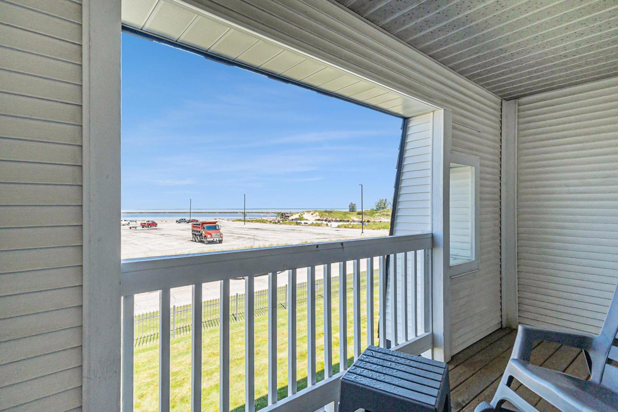 Snyders Shoreline Inn Ладингтон Екстер'єр фото