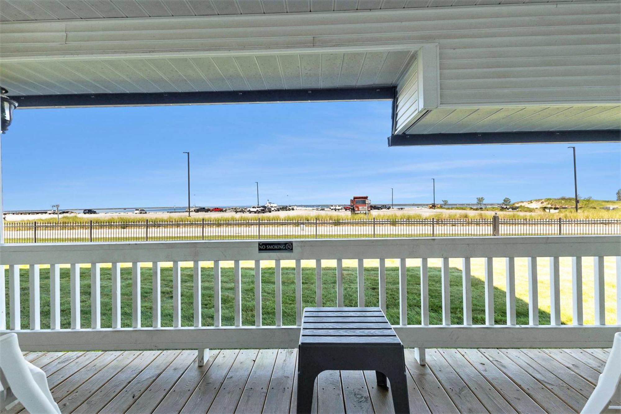 Snyders Shoreline Inn Ладингтон Екстер'єр фото